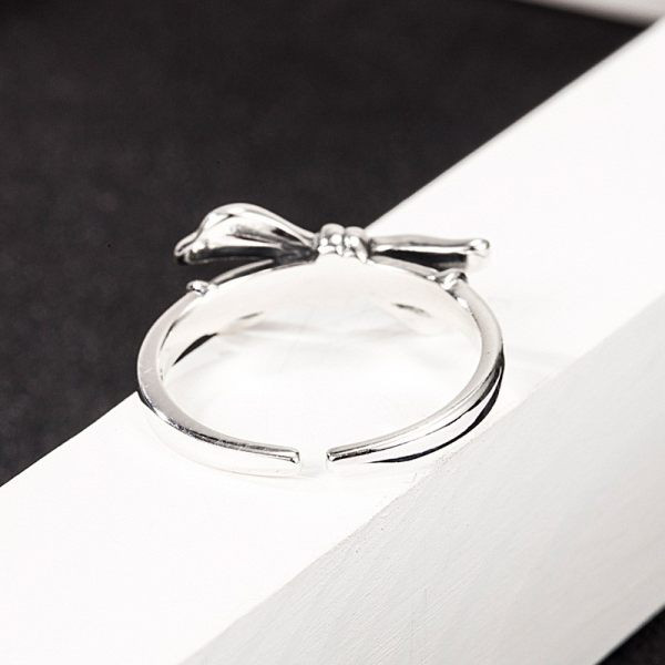 Γυναικείο δαχτυλίδι σε ασημί χρώμα 