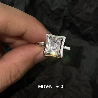 Γυναικείο δαχτυλίδι σε ασήμι, τετράγωνο σχήμα με πέτρα - δύο μοντέλα