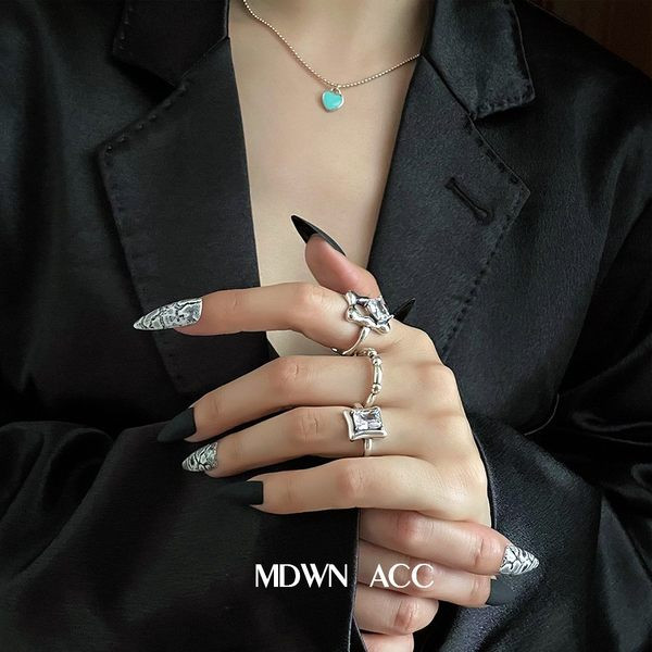 Γυναικείο δαχτυλίδι σε ασήμι, τετράγωνο σχήμα με πέτρα - δύο μοντέλα