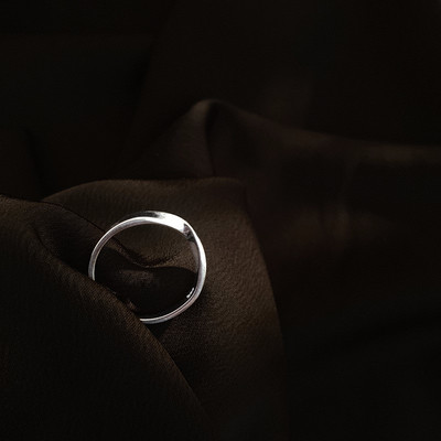 Γυναικείο μοντέρνο δαχτυλίδι σε ασημί χρώμα