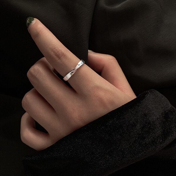 Γυναικείο μοντέρνο δαχτυλίδι σε ασημί χρώμα