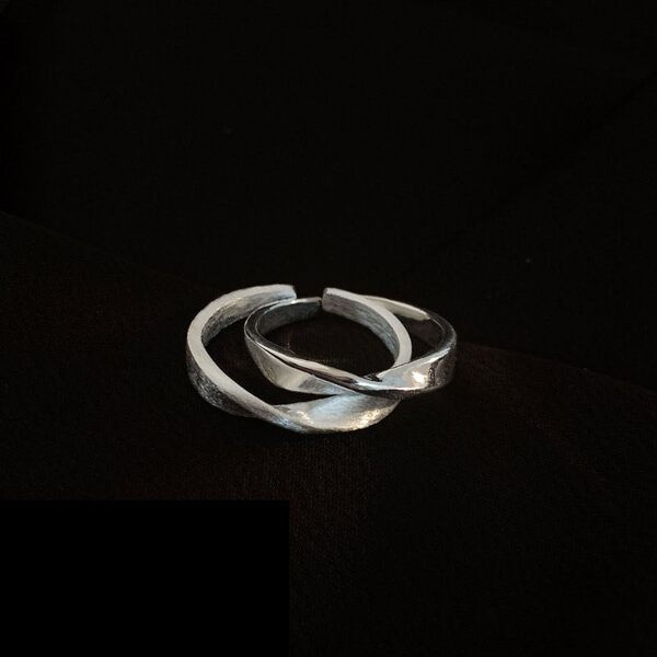 Γυναικείο μοντέρνο δαχτυλίδι σε ασημί χρώμα
