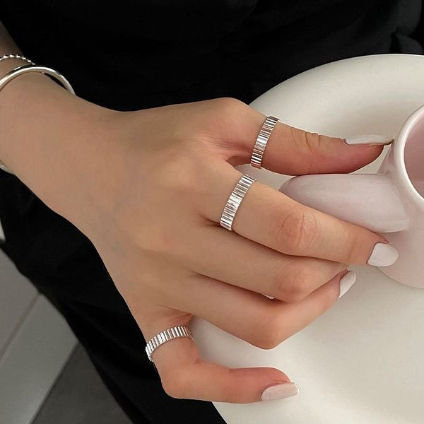 Μοντέρνο γυναικείο σετ με τρία δαχτυλίδια σε ασημί χρώμα