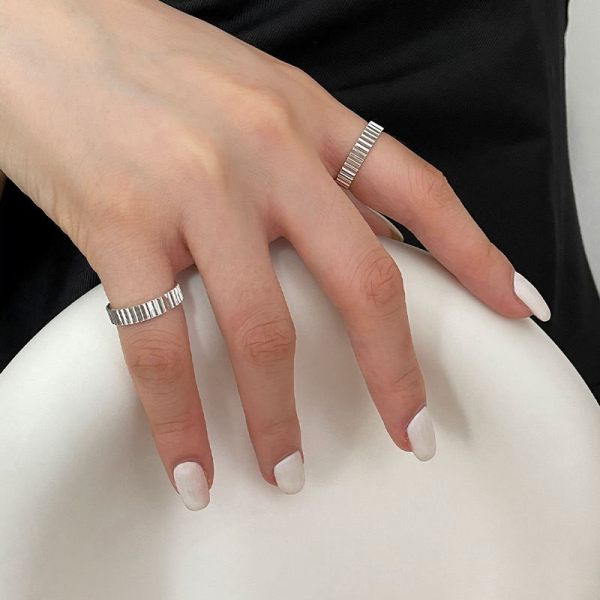 Μοντέρνο γυναικείο σετ με τρία δαχτυλίδια σε ασημί χρώμα