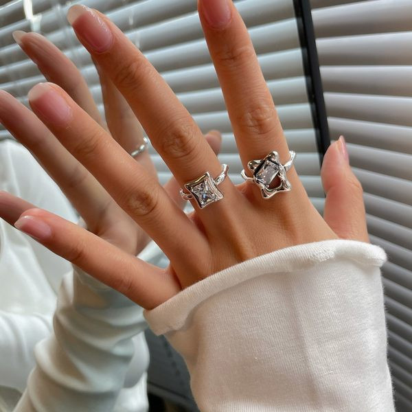 Γυναικείο δαχτυλίδι σε ασημί χρώμα - δύο μοντέλα