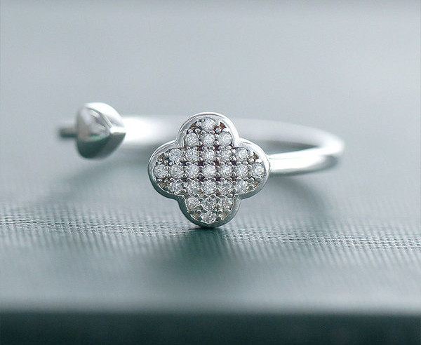 Ανοιχτό γυναικείο δαχτυλίδι σε ασήμι - ένα λουλούδι με λευκές πέτρες και μια καρδιά