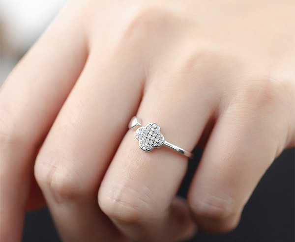 Ανοιχτό γυναικείο δαχτυλίδι σε ασήμι - ένα λουλούδι με λευκές πέτρες και μια καρδιά