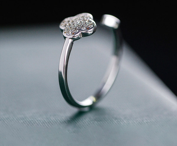 Ανοιχτό γυναικείο δαχτυλίδι σε ασήμι - ένα λουλούδι με λευκές πέτρες και μια καρδιά