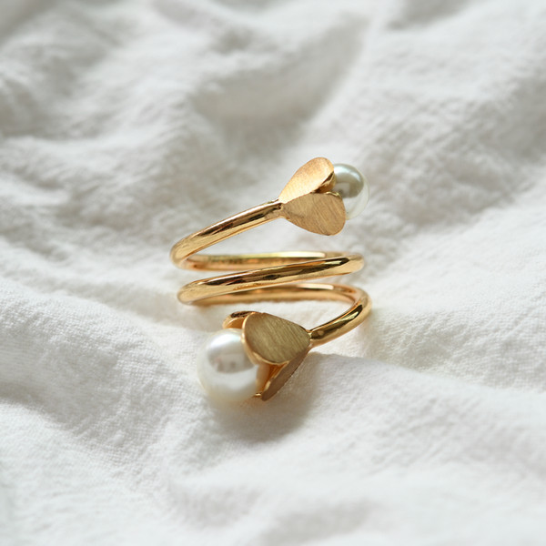 Тънък златист пръстен - цвете с перла
