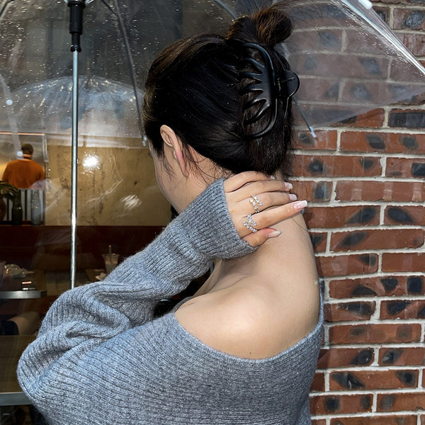 Стилен пръстен с камъни в два цвята