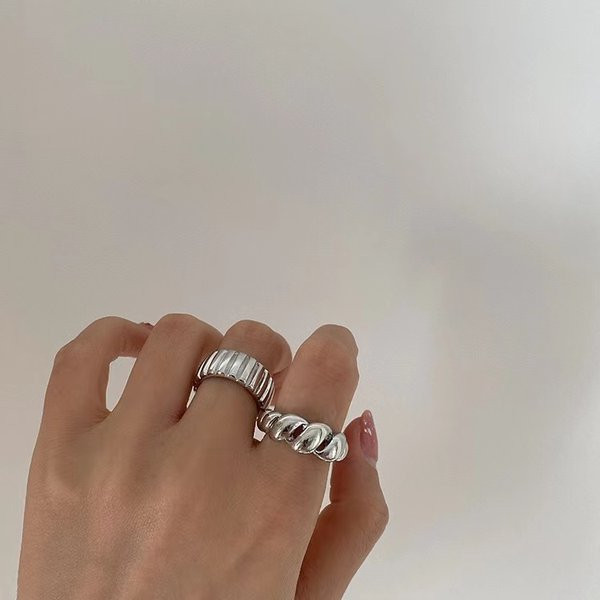 Γυναικείο μοντέρνο δαχτυλίδι σε δύο μοντέλα