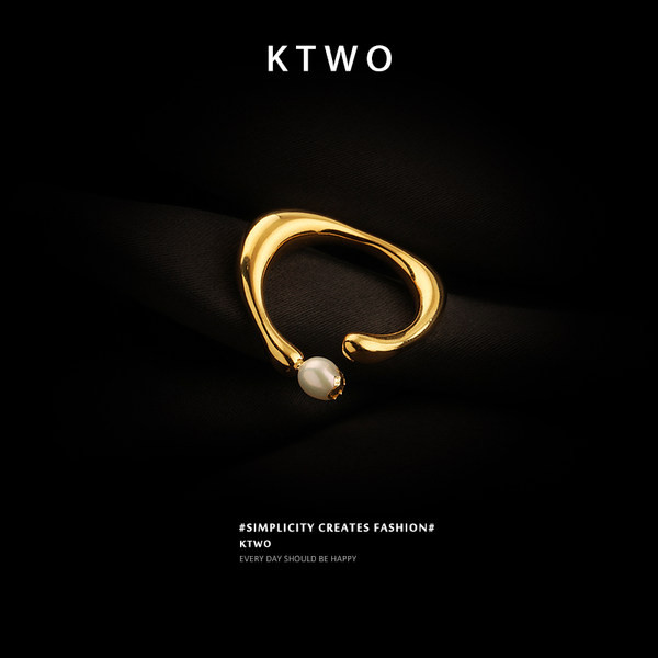 Λεπτό γυναικείο δαχτυλίδι σε χρυσό με λευκό χρώμα με πέρλα