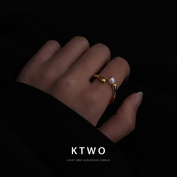 Λεπτό γυναικείο δαχτυλίδι σε χρυσό με λευκό χρώμα με πέρλα