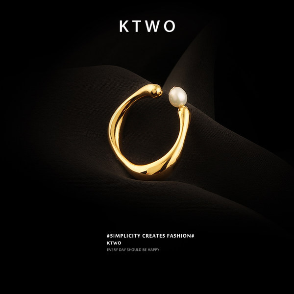 Λεπτό γυναικείο δαχτυλίδι σε χρυσό με λευκό χρώμα με πέρλα