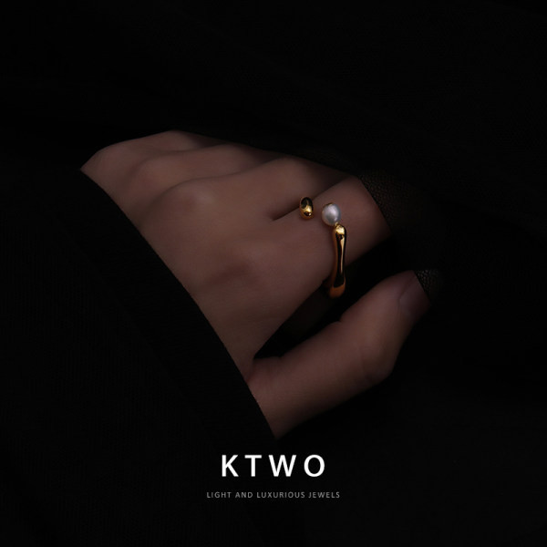 Λεπτό γυναικείο δαχτυλίδι σε χρυσό με λευκό χρώμα με πέρλα