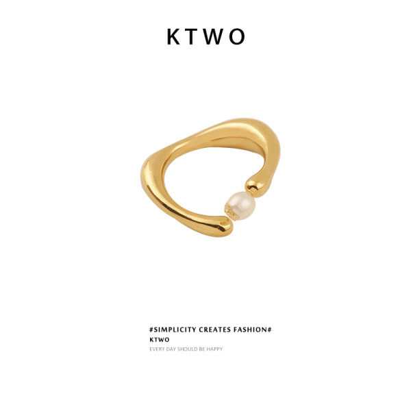 Λεπτό γυναικείο δαχτυλίδι σε χρυσό με λευκό χρώμα με πέρλα