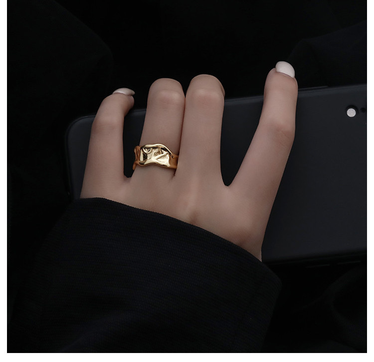 Κυματιστό γυναικείο δαχτυλίδι σε ασήμι ή χρυσό χρώμα