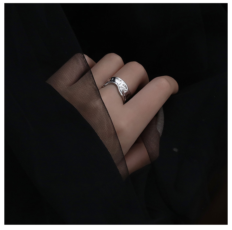 Κυματιστό γυναικείο δαχτυλίδι σε ασήμι ή χρυσό χρώμα