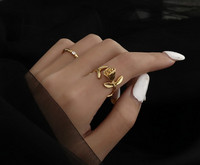 Κομψό γυναικείο δαχτυλίδι σε χρυσό χρώμα με τριαντάφυλλο