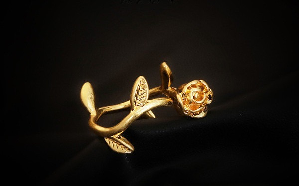 Κομψό γυναικείο δαχτυλίδι σε χρυσό χρώμα με τριαντάφυλλο