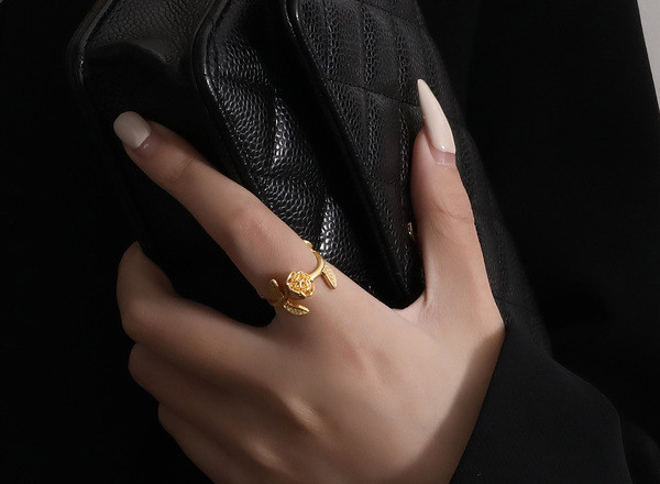 Κομψό γυναικείο δαχτυλίδι σε χρυσό χρώμα με τριαντάφυλλο