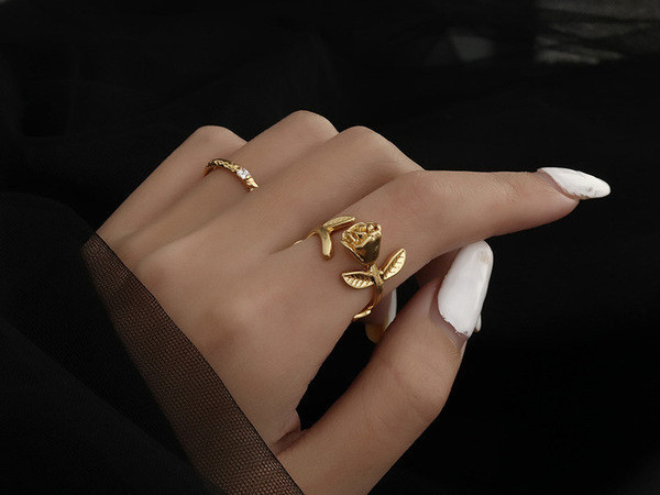 Κομψό γυναικείο δαχτυλίδι σε χρυσό χρώμα με τριαντάφυλλο