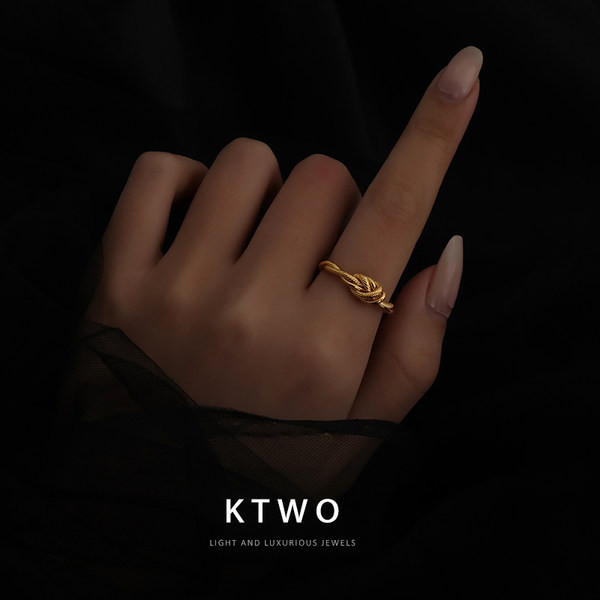 Tanak ženski prsten pleten sa čvorom u zlatnoj boji