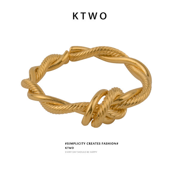 Tanak ženski prsten pleten sa čvorom u zlatnoj boji