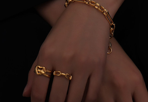 Γυναικείο χρυσό δαχτυλίδι με διακόσμηση καρδιά