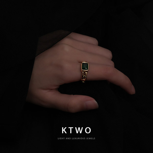 Ρυθμιζόμενο γυναικείο δαχτυλίδι σε χρυσό με πράσινη πέτρα