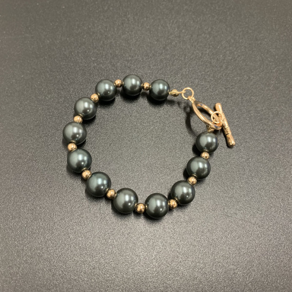 Γυναικείο  βραχιόλι από πέρλες με μεταλλικό δαχτυλίδι