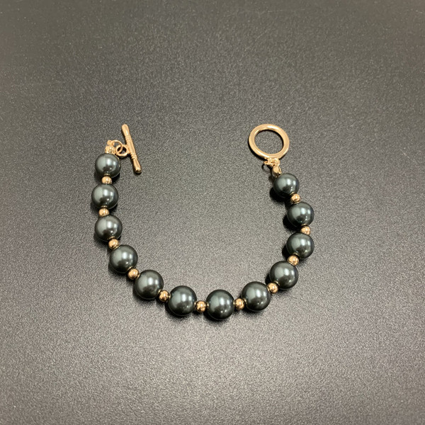 Γυναικείο  βραχιόλι από πέρλες με μεταλλικό δαχτυλίδι
