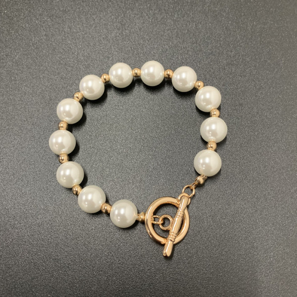 Γυναικείο  βραχιόλι από πέρλες με μεταλλικό δαχτυλίδι