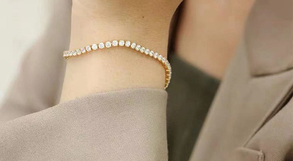 Γυναικείο ντελικάτο βραχιόλι με διακοσμητικές πέτρες