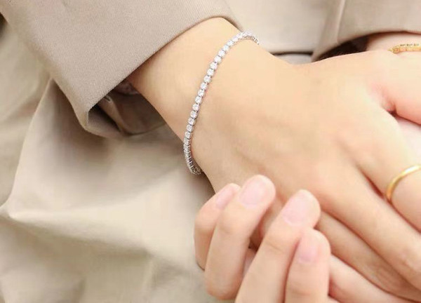 Γυναικείο ντελικάτο βραχιόλι με διακοσμητικές πέτρες