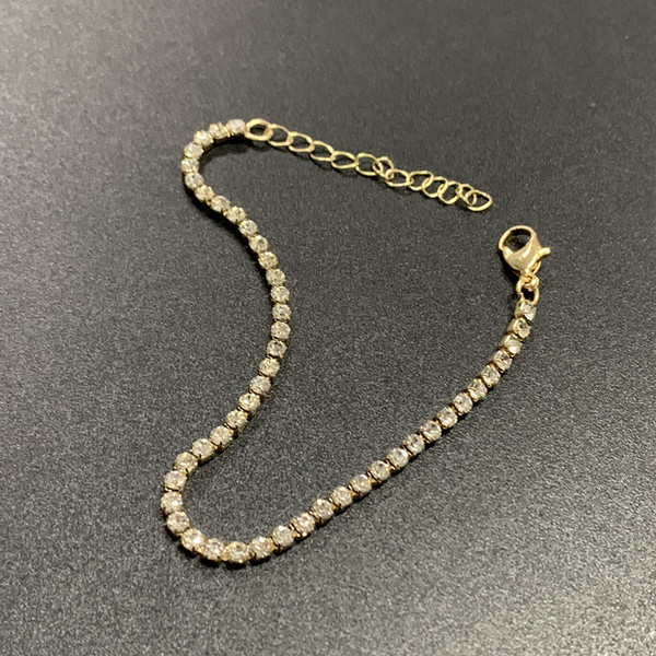 Γυναικείο ντελικάτο βραχιόλι με διακοσμητικές πέτρες