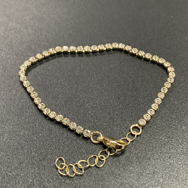 Γυναικείο ντελικάτο βραχιόλι με διακοσμητικές πέτρες