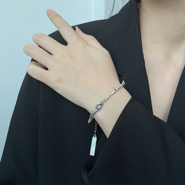 Γυναικείο βραχιόλι σε ασημί χρώμα