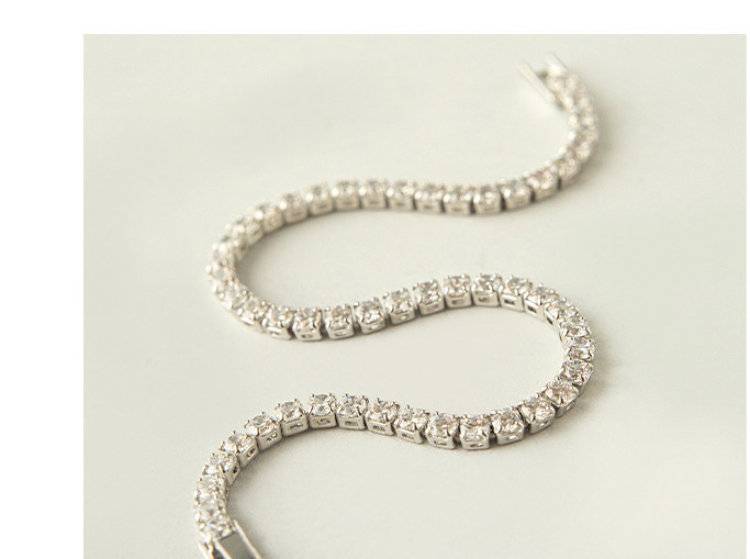 Κομψό γυναικείο βραχιόλι με διακοσμητικές πέτρες