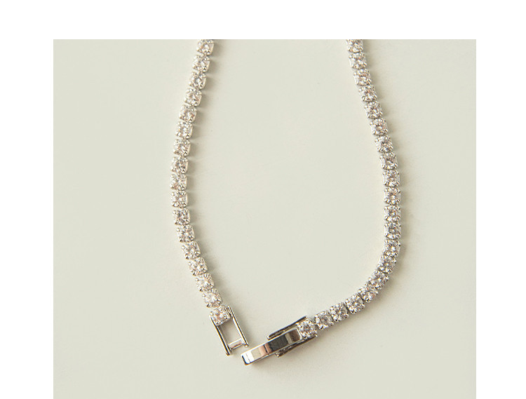 Κομψό γυναικείο βραχιόλι με διακοσμητικές πέτρες