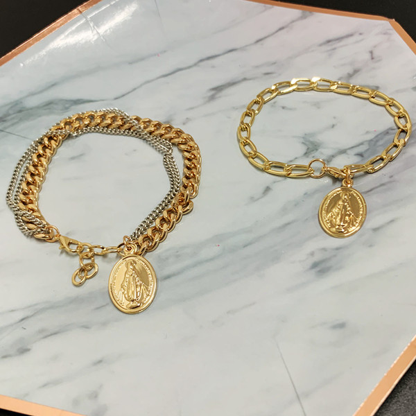 Γυναικείο βραχιόλι σε χρυσό χρώμα με μενταγιόν