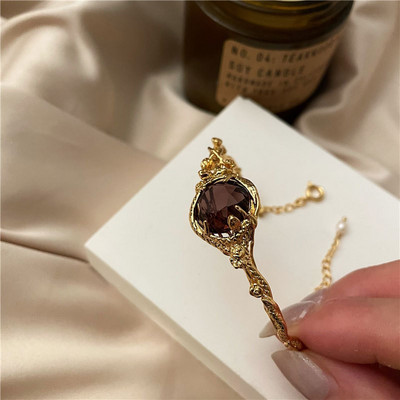 Γυναικείο ρετρό βραχιόλι σε χρυσό χρώμα με μεγάλη διακοσμητική πέτρα