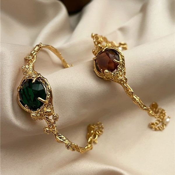 Γυναικείο ρετρό βραχιόλι σε χρυσό χρώμα με μεγάλη διακοσμητική πέτρα