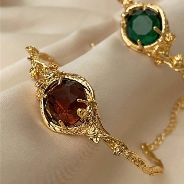 Γυναικείο ρετρό βραχιόλι σε χρυσό χρώμα με μεγάλη διακοσμητική πέτρα