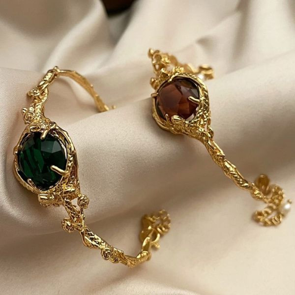 Γυναικείο ρετρό βραχιόλι σε χρυσό χρώμα με μεγάλη διακοσμητική πέτρα