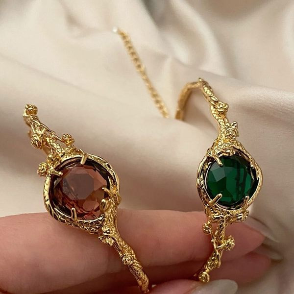 Γυναικείο ρετρό βραχιόλι σε χρυσό χρώμα με μεγάλη διακοσμητική πέτρα