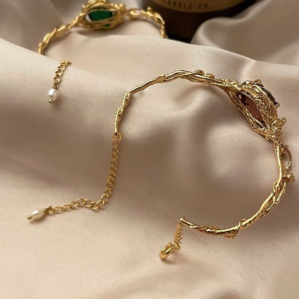 Γυναικείο ρετρό βραχιόλι σε χρυσό χρώμα με μεγάλη διακοσμητική πέτρα