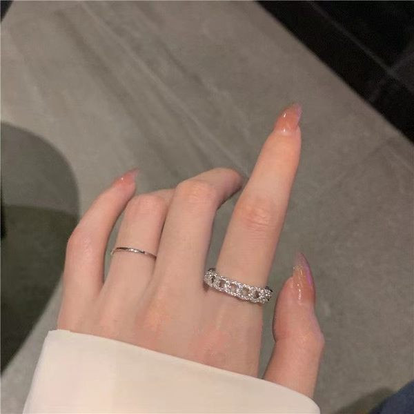 Μοντέρνο ασημένιο δαχτυλίδι με πέτρες