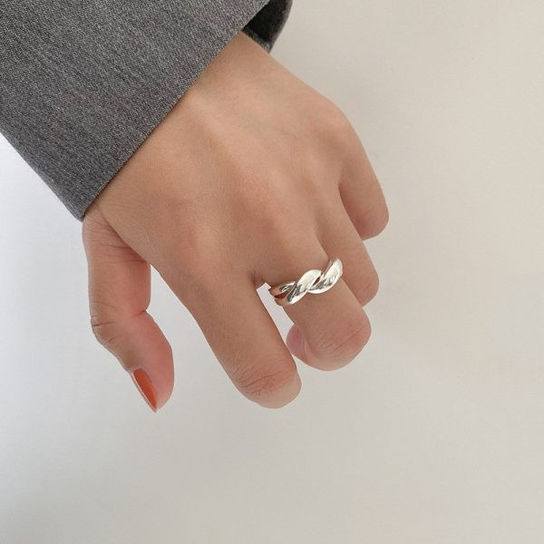 Μοντέρνο γυναικείο ασημένιο δαχτυλίδι μονόχρωμο μοντέλο