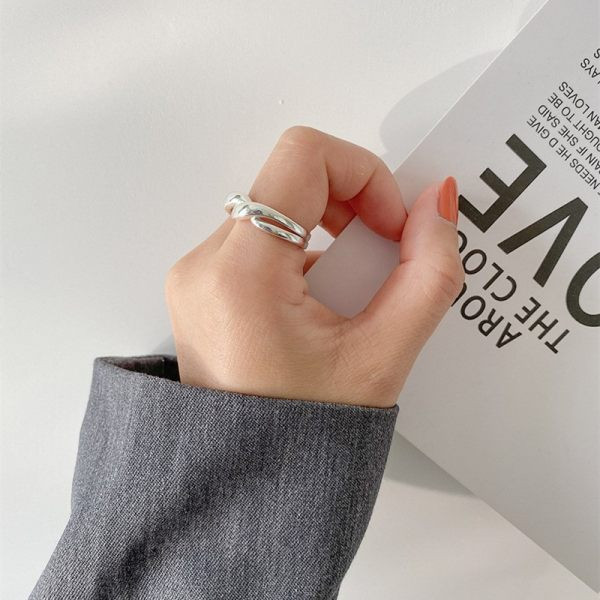 Μοντέρνο γυναικείο ασημένιο δαχτυλίδι μονόχρωμο μοντέλο